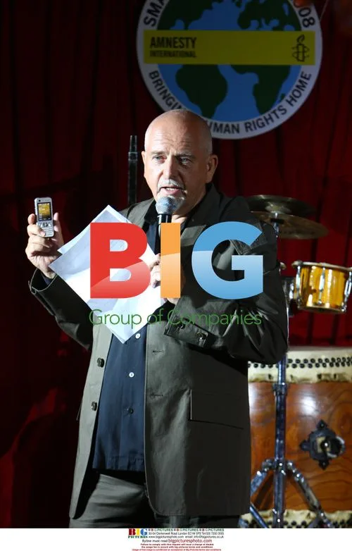 Peter Gabriel receives Amnesty International award