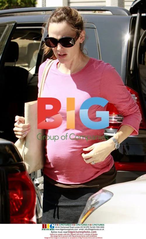 Jennifer Garner has lunch with friends