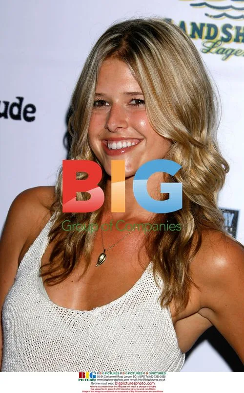 Sarah Wright at "Surfer Dude" Premiere