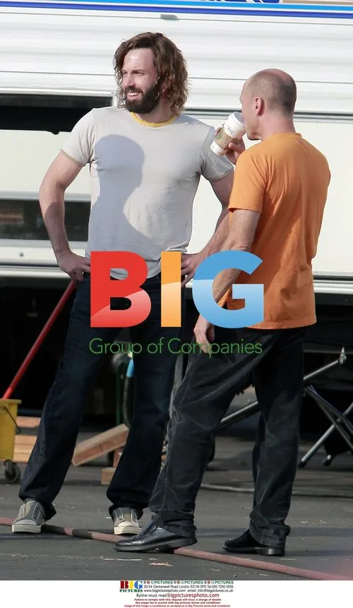 Ben Affleck and Mike Judge on 'Extract' set