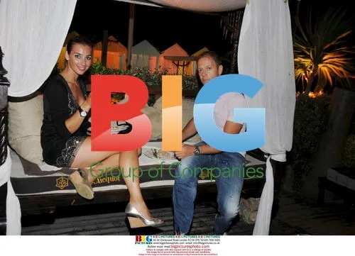Rocco Siffredi dances with wife after launch