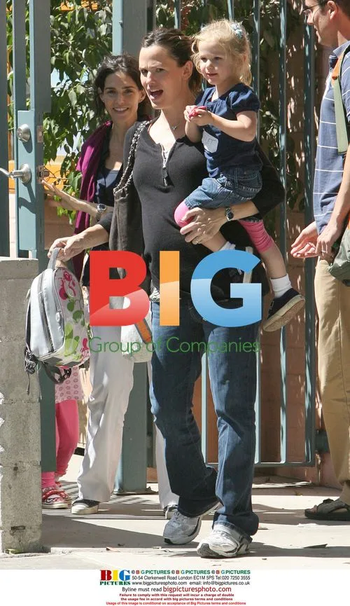 Jennifer Garner picks up daughter Violet