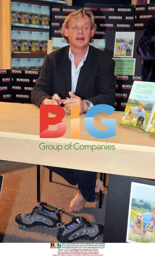 Martin Clunes at Borders book signing