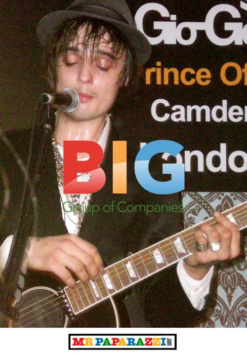 Libertines Bandmates Reunite for Impromptu Gig in London
