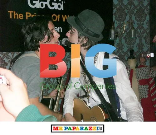 Libertines Bandmates Reunite for Impromptu Gig