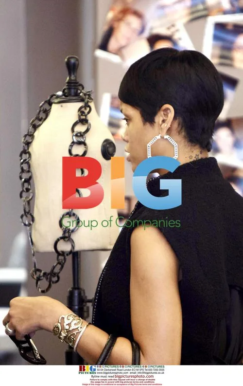 Rihanna Shopping in Paris