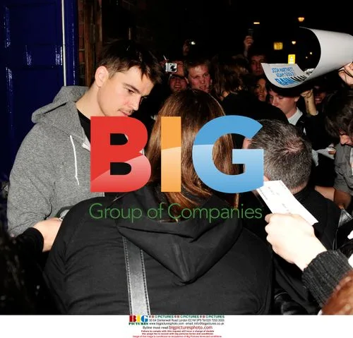 Josh Hartnett Greets Fans After 'Rain Man' Show
