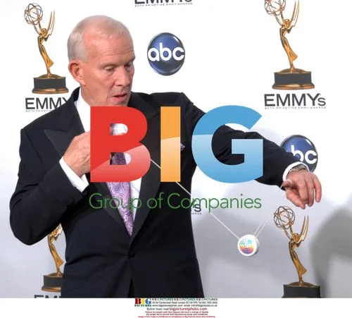 Tommy Smothers does yo-yo tricks at 60th Primetime Emmys