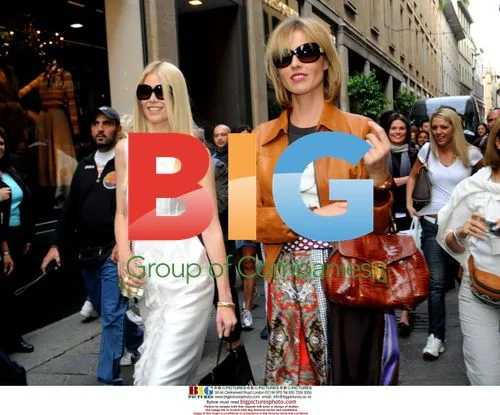 Supermodels Eva Herzigova and Claudia Schiffer Shopping