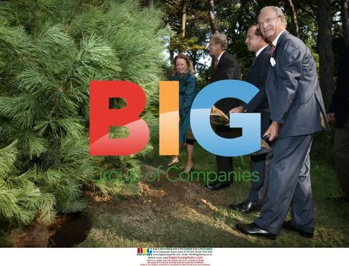 King Carl Gustaf XVI plants tree