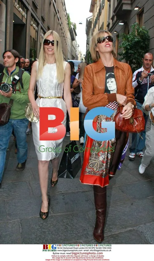 Claudia Schiffer and Eva Herzigova Shopping
