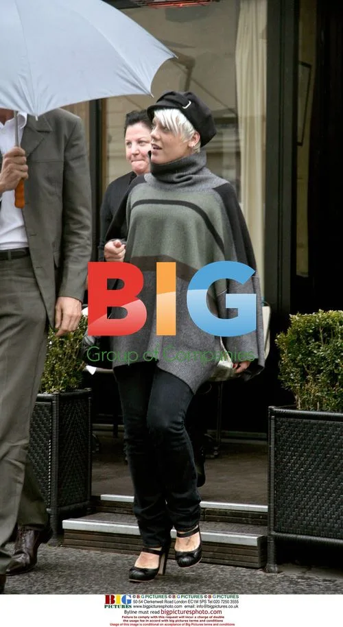 Singer Pink shopping and eating in Paris