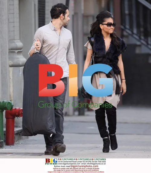 Kat DeLuna tries to hail cab in NYC