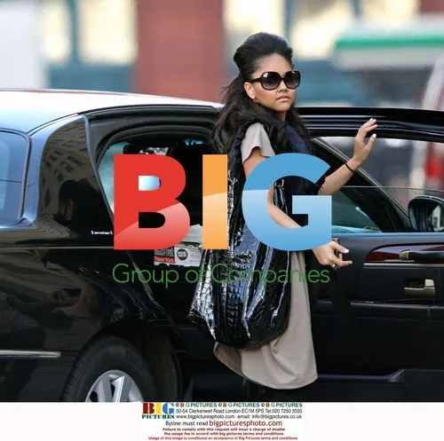 Kat DeLuna hails cab in NYC