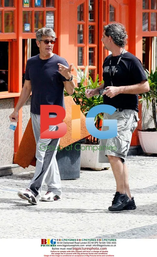 Eric Roberts strolls in Rio