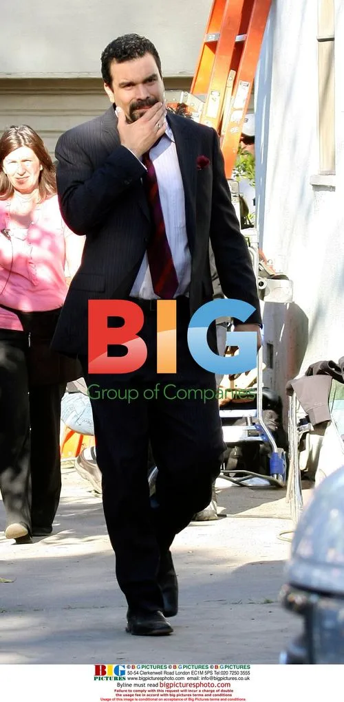 Ricardo Chavira on "Desperate Housewives" set
