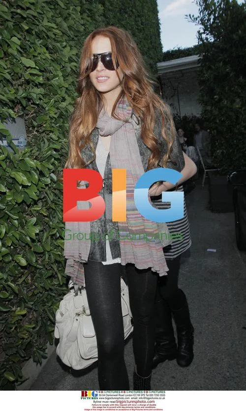 Lindsay Lohan Exits Salon After Split