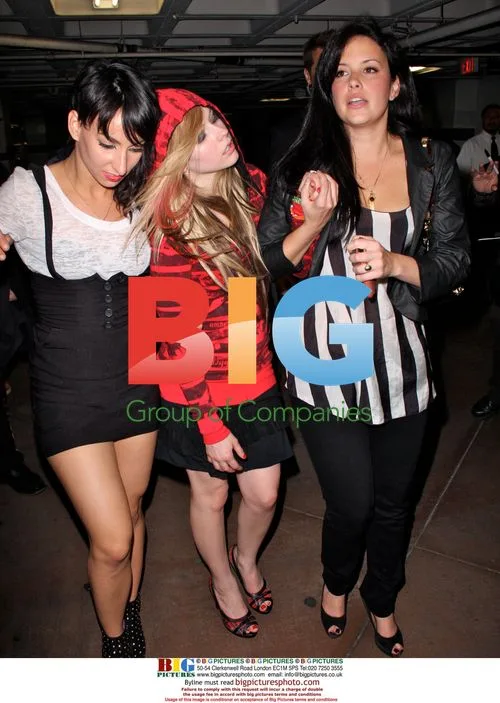 Avril Lavigne needs help leaving club