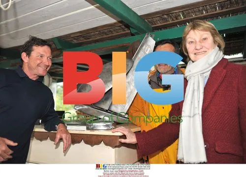 Carla Bruni Sarkozy and sister to attend boat race