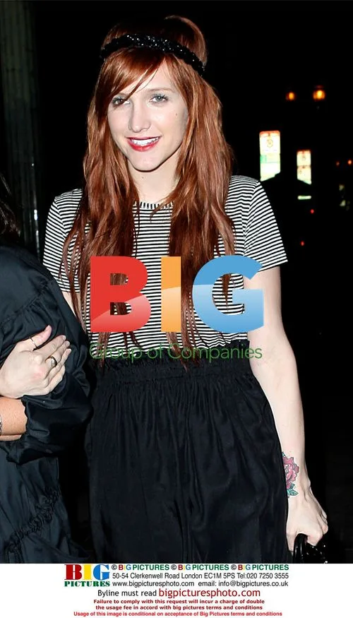 Ashlee Simpson and Mom Out in LA