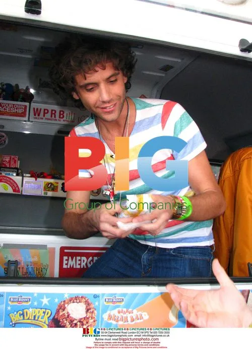 Mika hands out free wristbands and ice cream