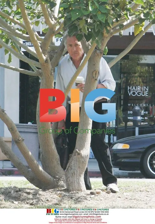 Dustin Hoffman's Playful Paparazzi Moment