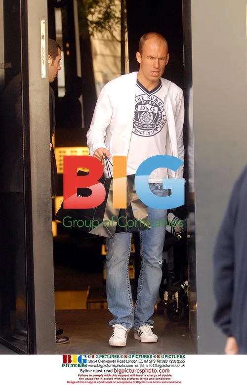 Arjen Robben shops with family in Madrid