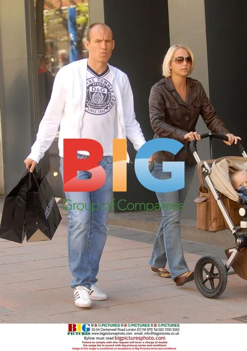 Arjen Robben and family shopping in Madrid