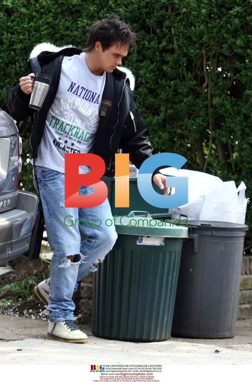 Gareth Gates leaving London home