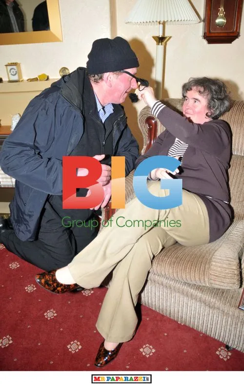 Susan Boyle Poses with Groucho Marx Impersonator