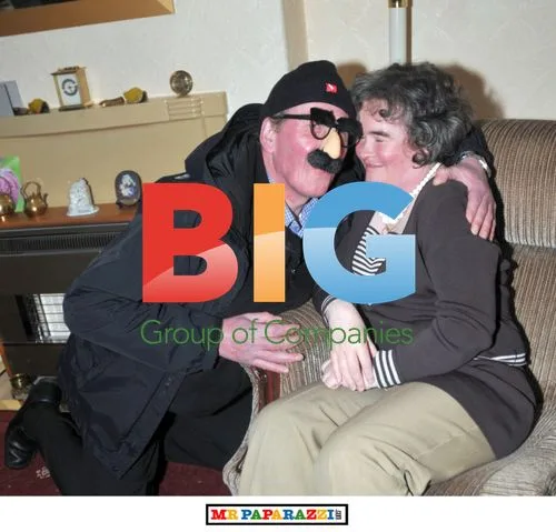 Susan Boyle Poses with Groucho Marx Impersonator