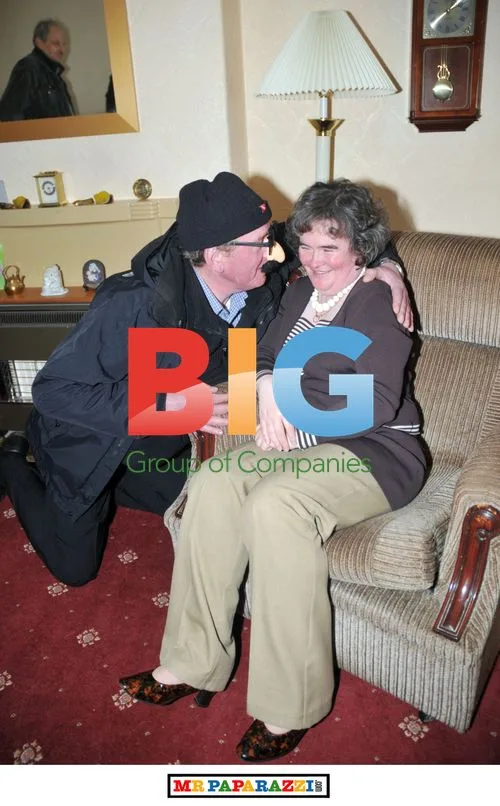 Susan Boyle Poses with Groucho Marx Impersonator