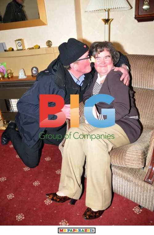 Susan Boyle Poses with Groucho Marx Fan