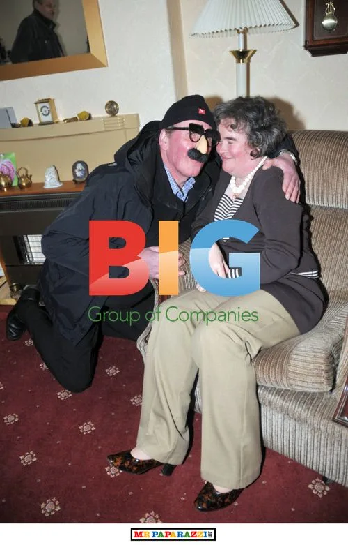 Susan Boyle Poses with Groucho Marx Fan