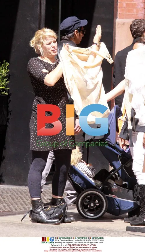 Amanda De Cadenet and twins out shopping in SoHo