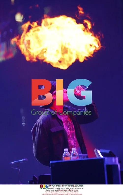 M. Shadows & Slash perform live in LA