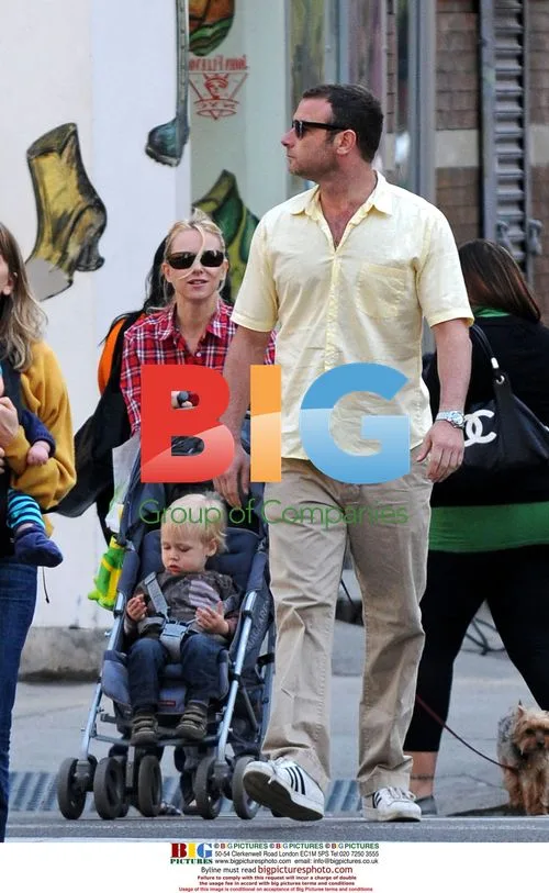 Liev Schreiber & Naomi Watts With Family