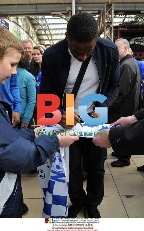 Victor Anichebe signs autographs at Lime Street Station