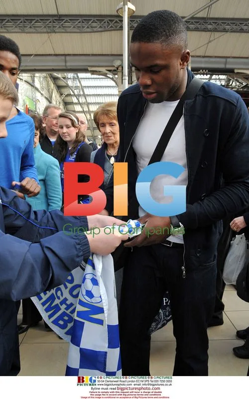 Everton's Victor Anichebe signs autographs at Lime Street