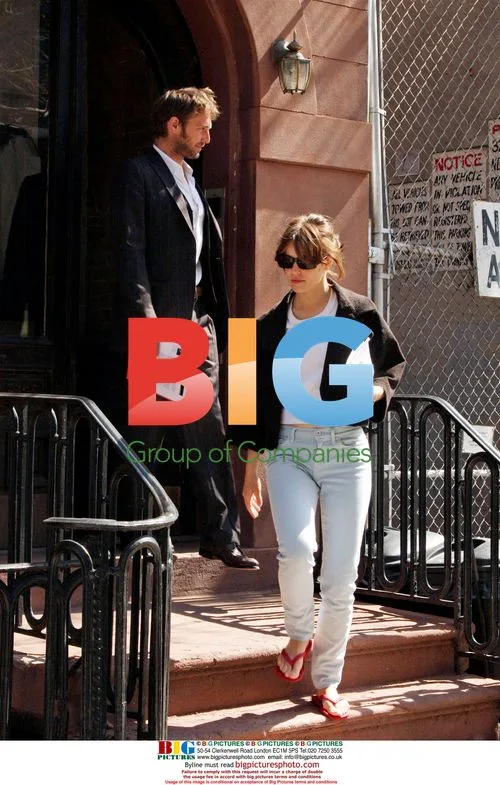 Rachel McAdams and Josh Lucas view apartments