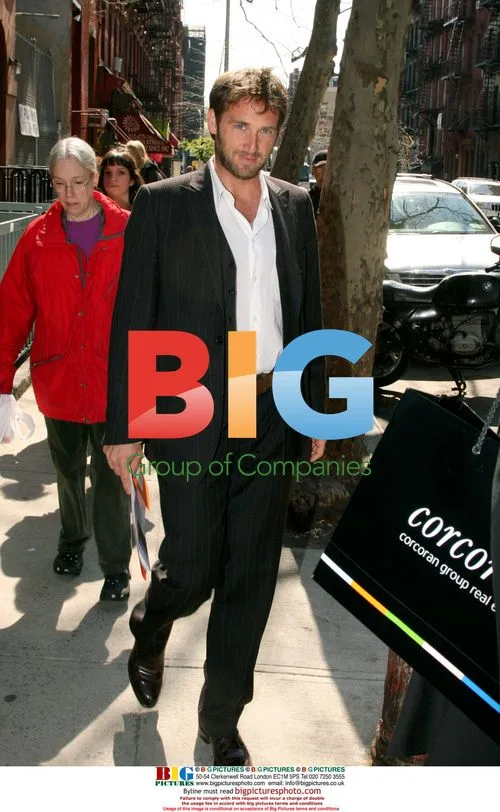 Rachel McAdams and Josh Lucas apartment hunt