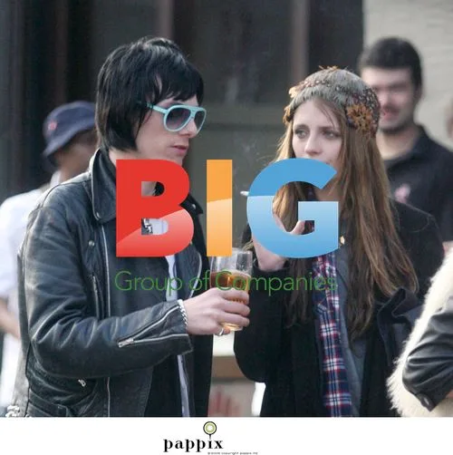 Pixie Geldoff and Mischa Barton have a picnic in London