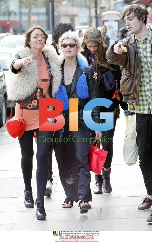 Pixie Geldoff and Mischa Barton picnic in London