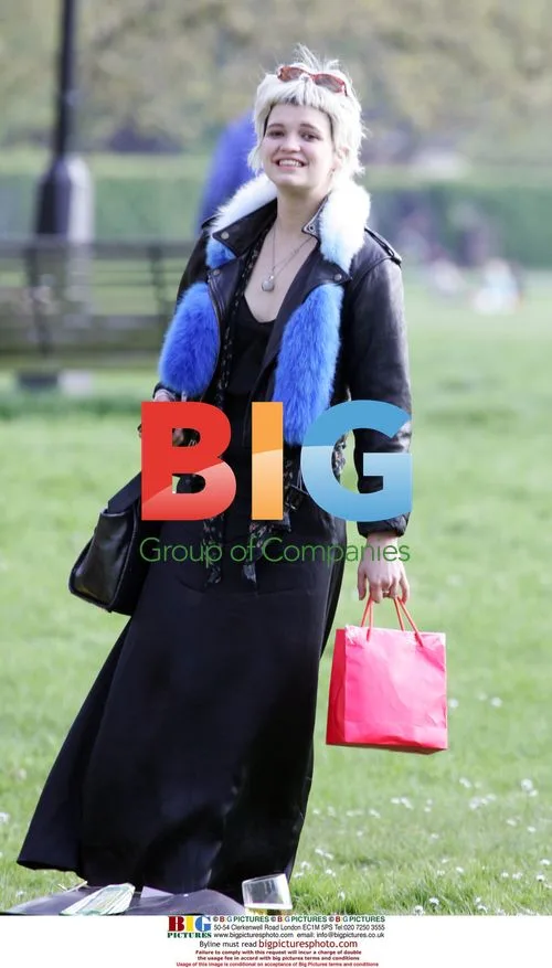Pixie Geldoff and Mischa Barton Picnicking