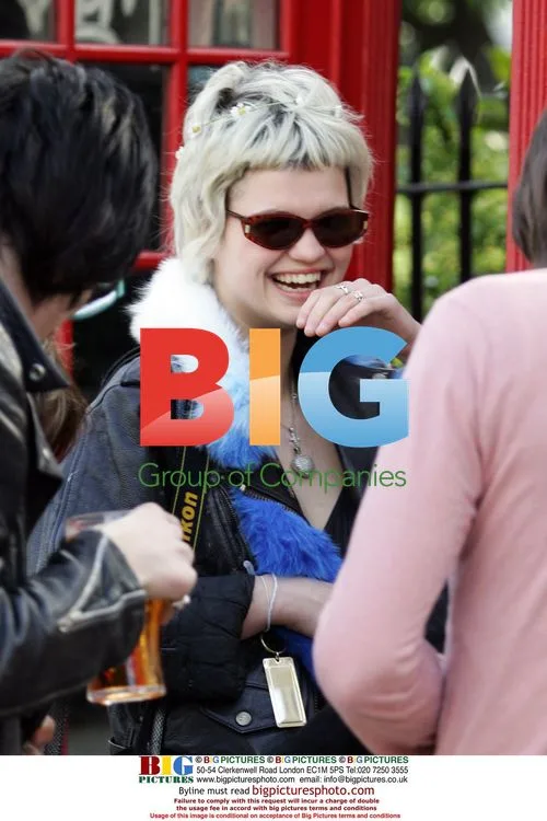 Pixie Geldoff and Mischa Barton have picnic in London