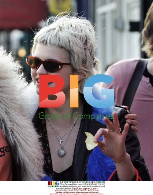 Pixie Geldoff and Mischa Barton having a picnic in London