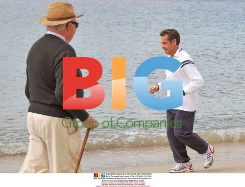 Nicolas Sarkozy jogs with bodyguards