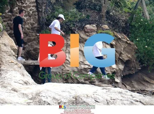 Sarkozy goes jogging with bodyguards