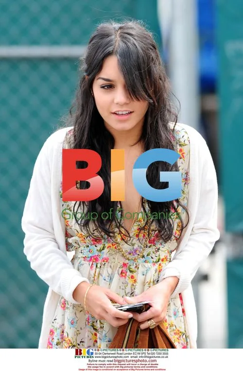 Vanessa Hudgens, Nikki Reed & Sage Dill Shop