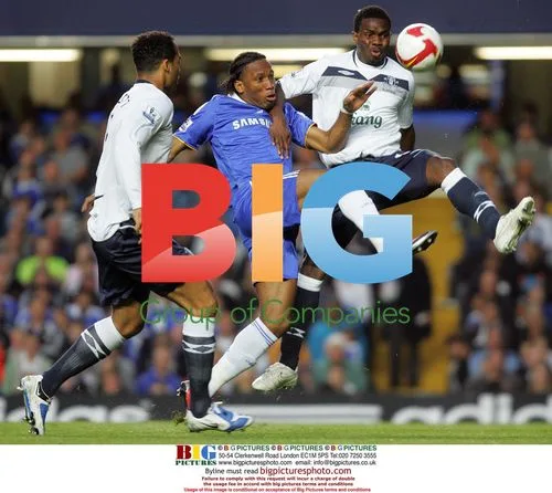 Drogba Crowded by Lescott and Yobo